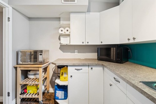 26 Galway Crescent Sw, Calgary, AB - Indoor Photo Showing Kitchen