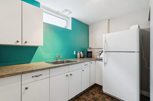 26 Galway Crescent Sw, Calgary, AB - Indoor Photo Showing Kitchen