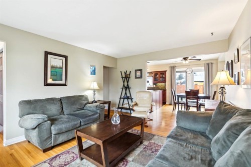 26 Galway Crescent Sw, Calgary, AB - Indoor Photo Showing Living Room