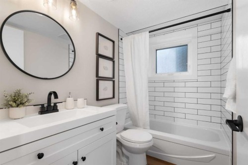 198 Silver Brook Road Nw, Calgary, AB - Indoor Photo Showing Bathroom