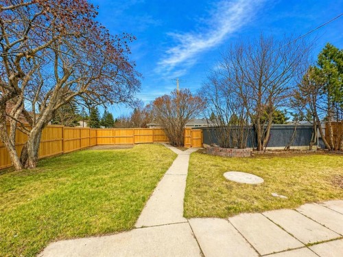 198 Silver Brook Road Nw, Calgary, AB - Outdoor With Backyard