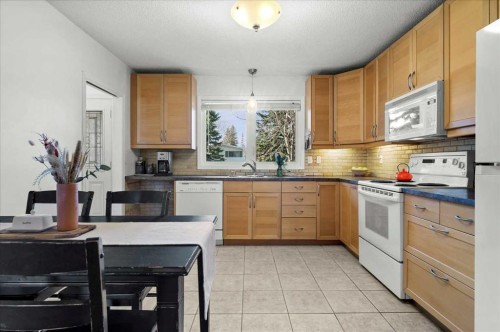 20 Brampton Crescent Sw, Calgary, AB - Indoor Photo Showing Kitchen