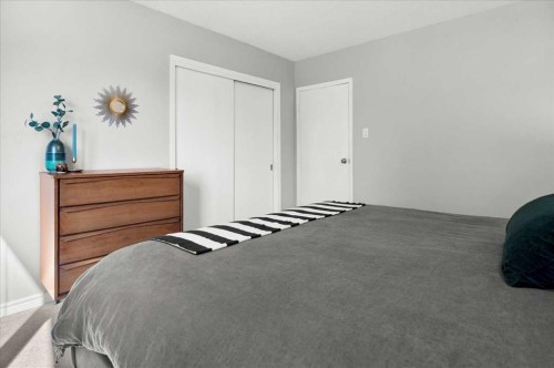 20 Brampton Crescent Sw, Calgary, AB - Indoor Photo Showing Bedroom