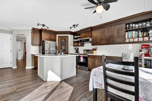 280 Mt Selkirk Close Se, Calgary, AB - Indoor Photo Showing Kitchen