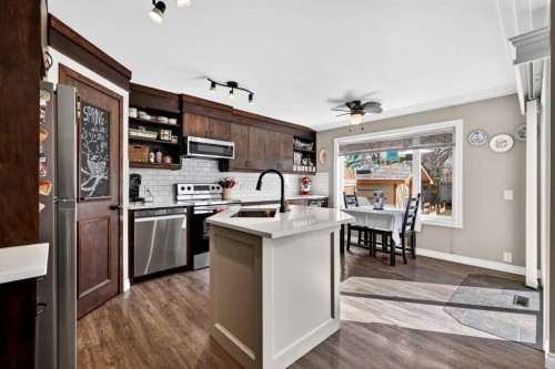 280 Mt Selkirk Close Se, Calgary, AB - Indoor Photo Showing Kitchen