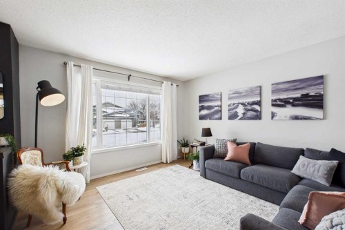 6 Green Meadow Crescent, Strathmore, AB - Indoor Photo Showing Living Room