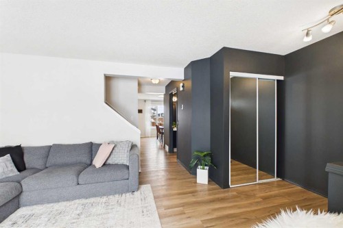 6 Green Meadow Crescent, Strathmore, AB - Indoor Photo Showing Living Room