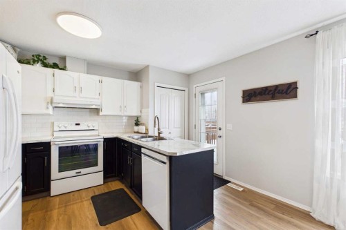 6 Green Meadow Crescent, Strathmore, AB - Indoor Photo Showing Kitchen With Double Sink
