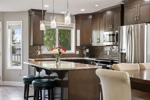 11 Strathmore Lakes Crescent, Strathmore, AB - Indoor Photo Showing Kitchen With Upgraded Kitchen