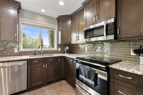 11 Strathmore Lakes Crescent, Strathmore, AB - Indoor Photo Showing Kitchen With Upgraded Kitchen