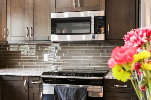 11 Strathmore Lakes Crescent, Strathmore, AB - Indoor Photo Showing Kitchen With Upgraded Kitchen