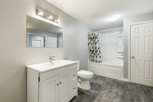 11 Strathmore Lakes Crescent, Strathmore, AB - Indoor Photo Showing Bathroom