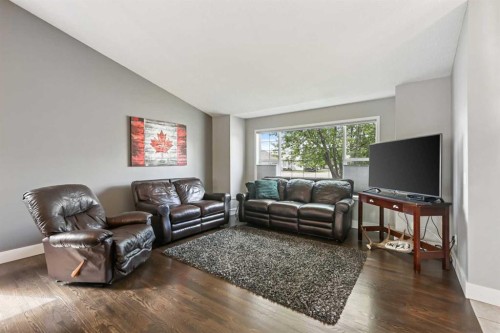 11 Strathmore Lakes Crescent, Strathmore, AB - Indoor Photo Showing Living Room