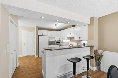 55 Cedarview Mews Sw, Calgary, AB - Indoor Photo Showing Kitchen