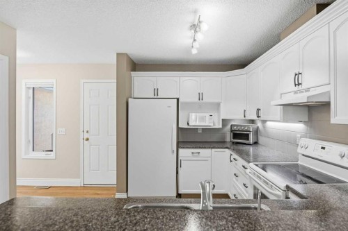 55 Cedarview Mews Sw, Calgary, AB - Indoor Photo Showing Kitchen
