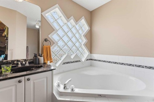 21 Panamount Crescent Nw, Calgary, AB - Indoor Photo Showing Bathroom