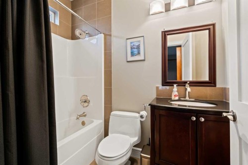 3924 15A Street Sw, Calgary, AB - Indoor Photo Showing Bathroom