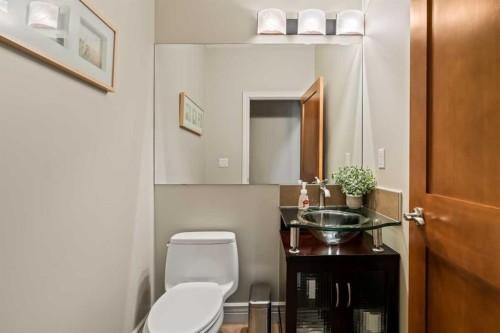 3924 15A Street Sw, Calgary, AB - Indoor Photo Showing Bathroom