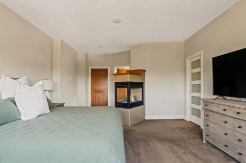 3924 15A Street Sw, Calgary, AB - Indoor Photo Showing Bedroom