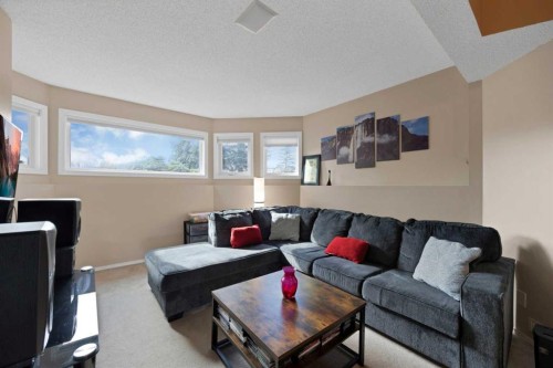 147 Harvest Oak Crescent Ne, Calgary, AB - Indoor Photo Showing Living Room