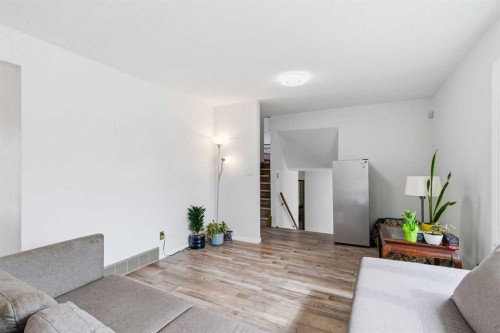 5048 Dalhart Road Nw, Calgary, AB - Indoor Photo Showing Other Room