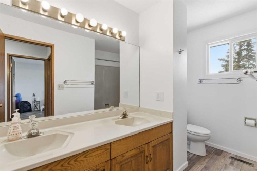 5048 Dalhart Road Nw, Calgary, AB - Indoor Photo Showing Bathroom