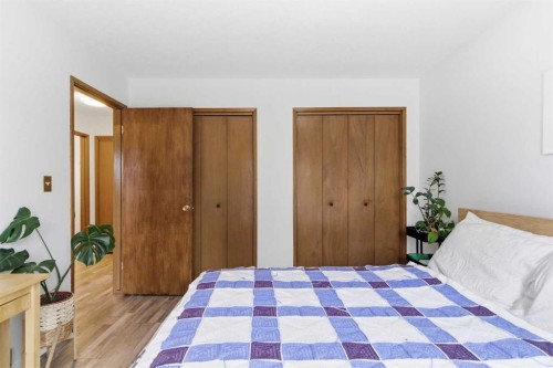 5048 Dalhart Road Nw, Calgary, AB - Indoor Photo Showing Bedroom