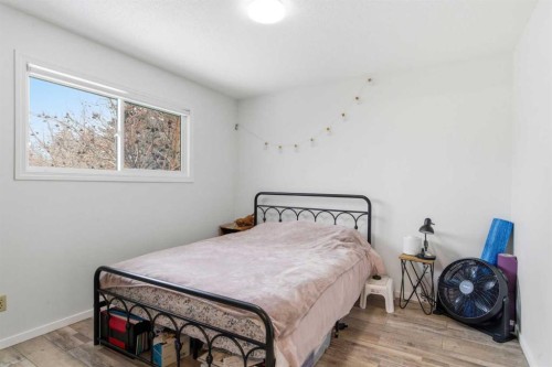 5048 Dalhart Road Nw, Calgary, AB - Indoor Photo Showing Bedroom