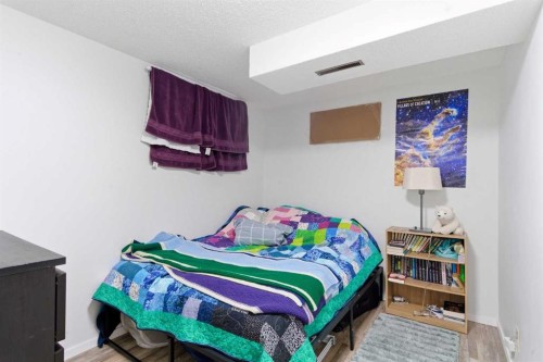 5048 Dalhart Road Nw, Calgary, AB - Indoor Photo Showing Bedroom