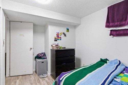 5048 Dalhart Road Nw, Calgary, AB - Indoor Photo Showing Bedroom