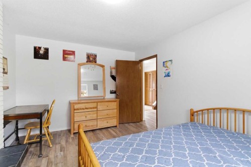 5048 Dalhart Road Nw, Calgary, AB - Indoor Photo Showing Bedroom
