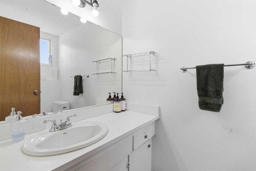 5048 Dalhart Road Nw, Calgary, AB - Indoor Photo Showing Bathroom