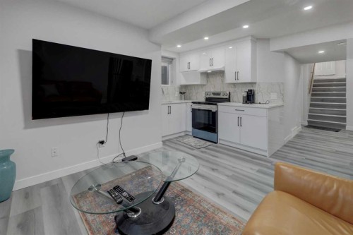 17 Royal Birch Way Nw, Calgary, AB - Indoor Photo Showing Kitchen