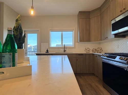 224 River Heights Drive, Cochrane, AB - Indoor Photo Showing Kitchen