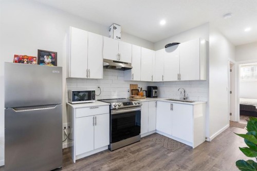 224 River Heights Drive, Cochrane, AB - Indoor Photo Showing Kitchen