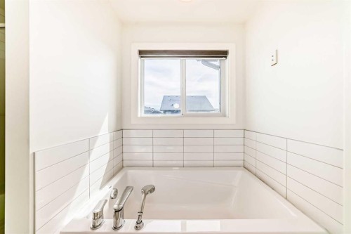 84 Evansfield Close Nw, Calgary, AB - Indoor Photo Showing Bathroom