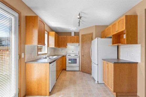 1503 Eagleview Place Nw, High River, AB - Indoor Photo Showing Kitchen