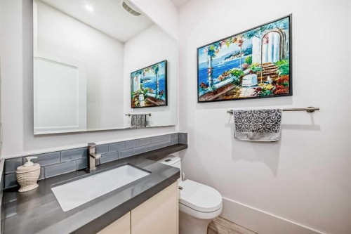 2412 28 Avenue Sw, Calgary, AB - Indoor Photo Showing Bathroom