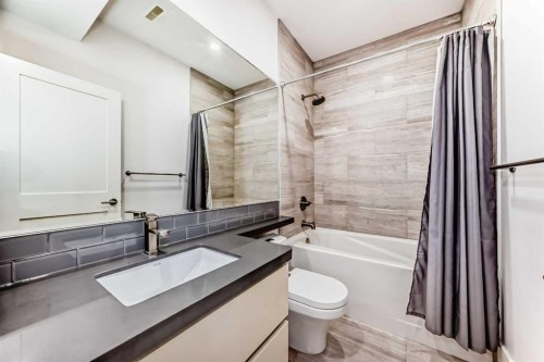 2412 28 Avenue Sw, Calgary, AB - Indoor Photo Showing Bathroom