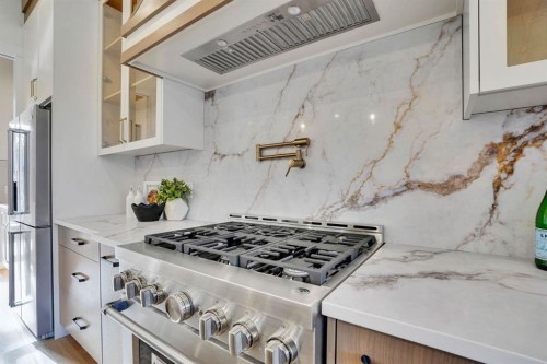 2012 35 Street Sw, Calgary, AB - Indoor Photo Showing Kitchen