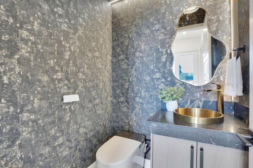 2012 35 Street Sw, Calgary, AB - Indoor Photo Showing Bathroom