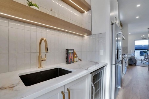2012 35 Street Sw, Calgary, AB - Indoor Photo Showing Kitchen
