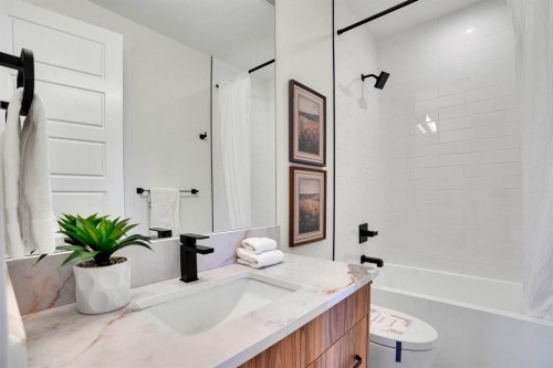 2012 35 Street Sw, Calgary, AB - Indoor Photo Showing Bathroom
