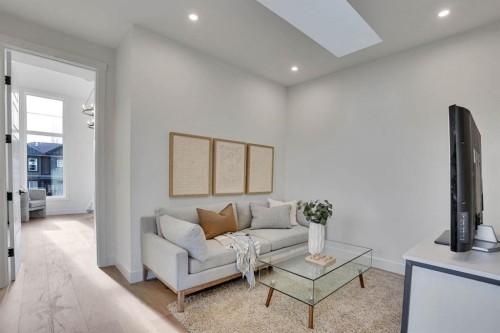 2012 35 Street Sw, Calgary, AB - Indoor Photo Showing Living Room