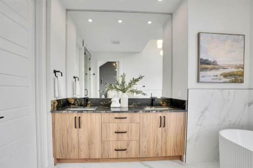 2012 35 Street Sw, Calgary, AB - Indoor Photo Showing Bathroom