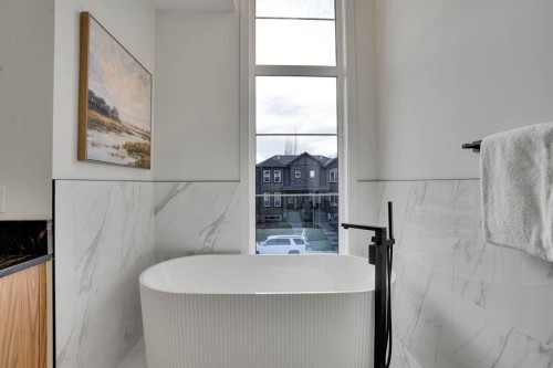 2012 35 Street Sw, Calgary, AB - Indoor Photo Showing Bathroom