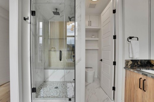 2012 35 Street Sw, Calgary, AB - Indoor Photo Showing Bathroom
