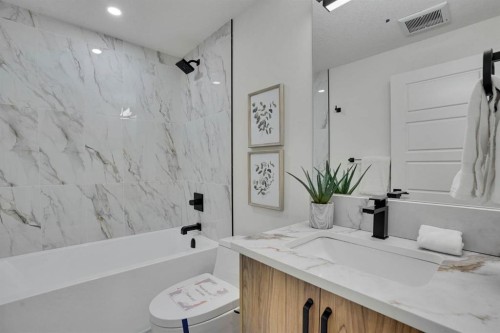 2012 35 Street Sw, Calgary, AB - Indoor Photo Showing Bathroom