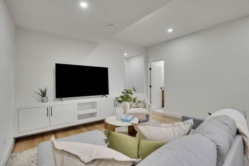 2012 35 Street Sw, Calgary, AB - Indoor Photo Showing Living Room