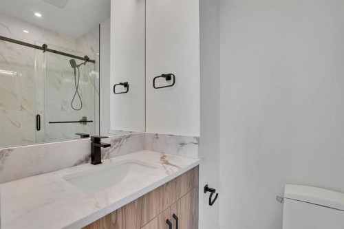 2012 35 Street Sw, Calgary, AB - Indoor Photo Showing Bathroom